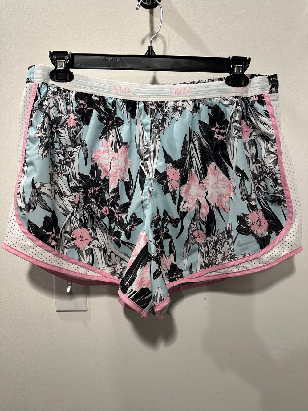 NWOT Nike Women’s Floral Athletic Shorts in Light Blue & Pink Trim 1X